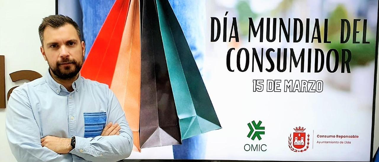 El concejal Javier Rivera ofreciendo el balance anual de la OMIC en el Día Mundial del Consumidor.