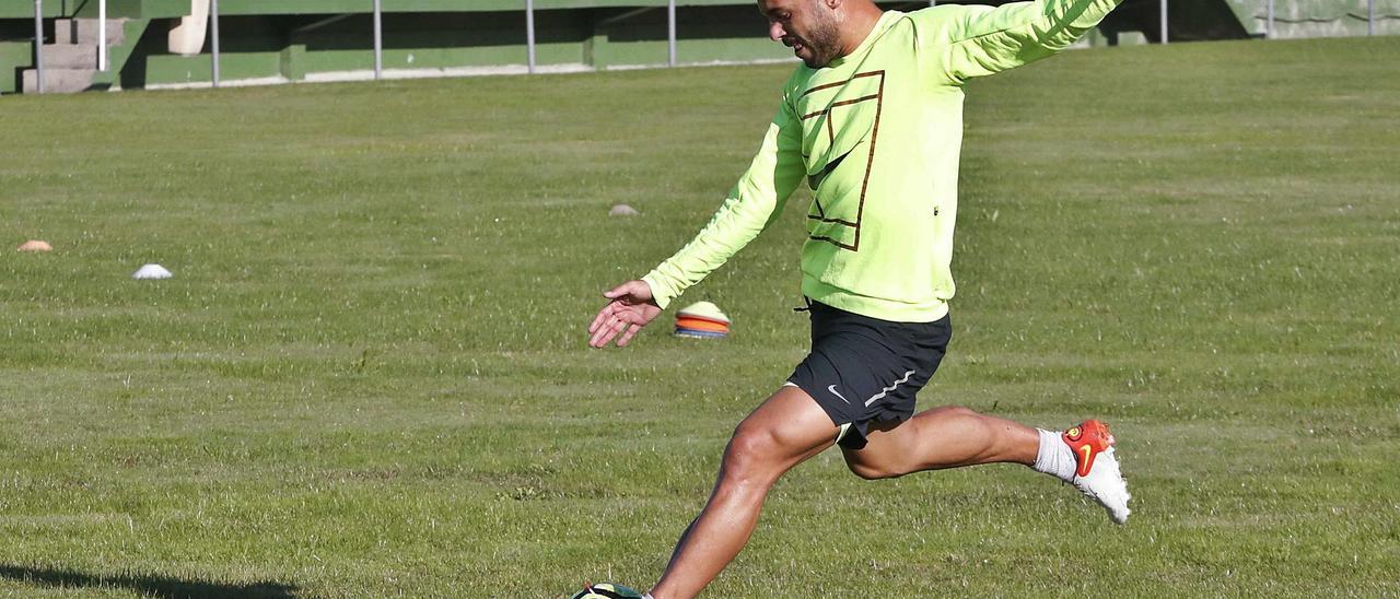 Iago Falque, ayer, durante
su entrenamiento en Dextros. | // PABLO HERNÁNDEZ GAMARRA