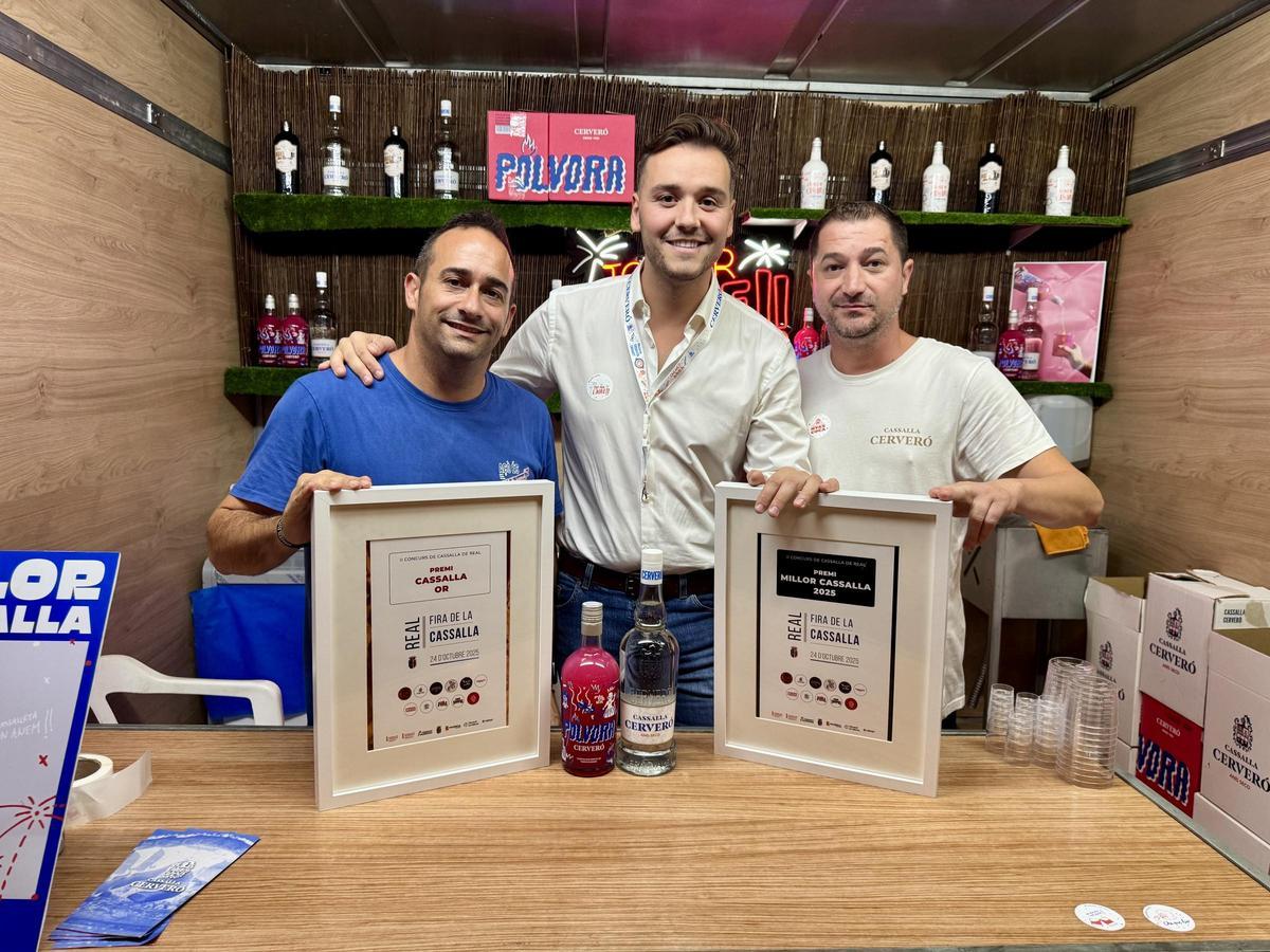 Los representantes de la destilería de Cullera posan con los premios.