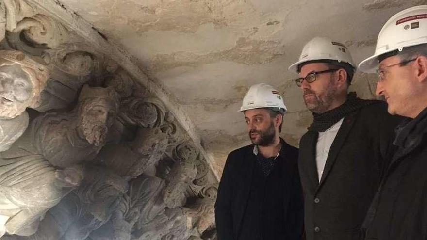 Los alcaldes de A Coruña y Santiago, y el director de la Fundación Catedral, ayer en el Pórtico de la Gloria.