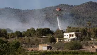 Medio aéreos y terrestres actúan en un incendio a las puertas de la Calderona