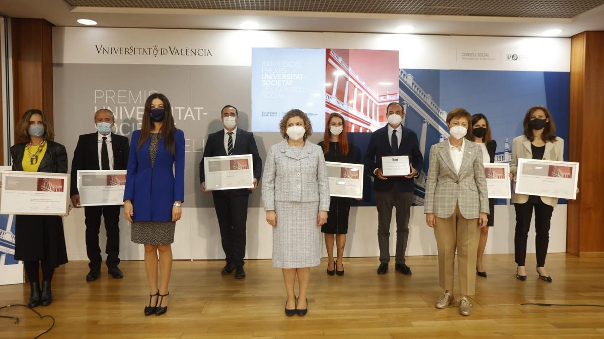 Las personas premiadas junto a las autoridades, durante la entrega de premios.