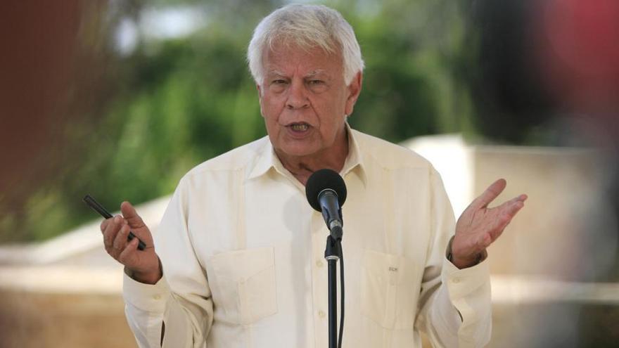 Felipe González defiende la participación política del Govern cesado