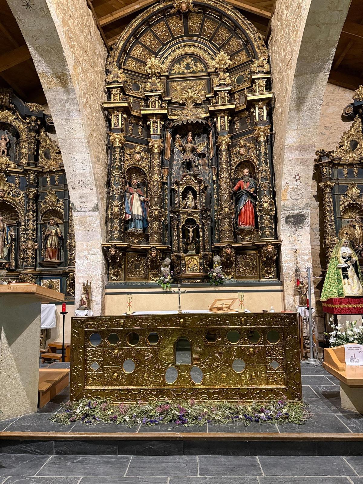 Retablo mayor en la nave central de la iglesia de Moreruela con el altar realizado por Pedro del Río