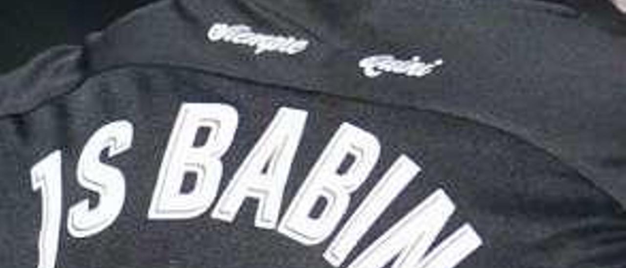 Detalle del lema &quot;Siempre Quini&quot; en la camiseta de Babin.