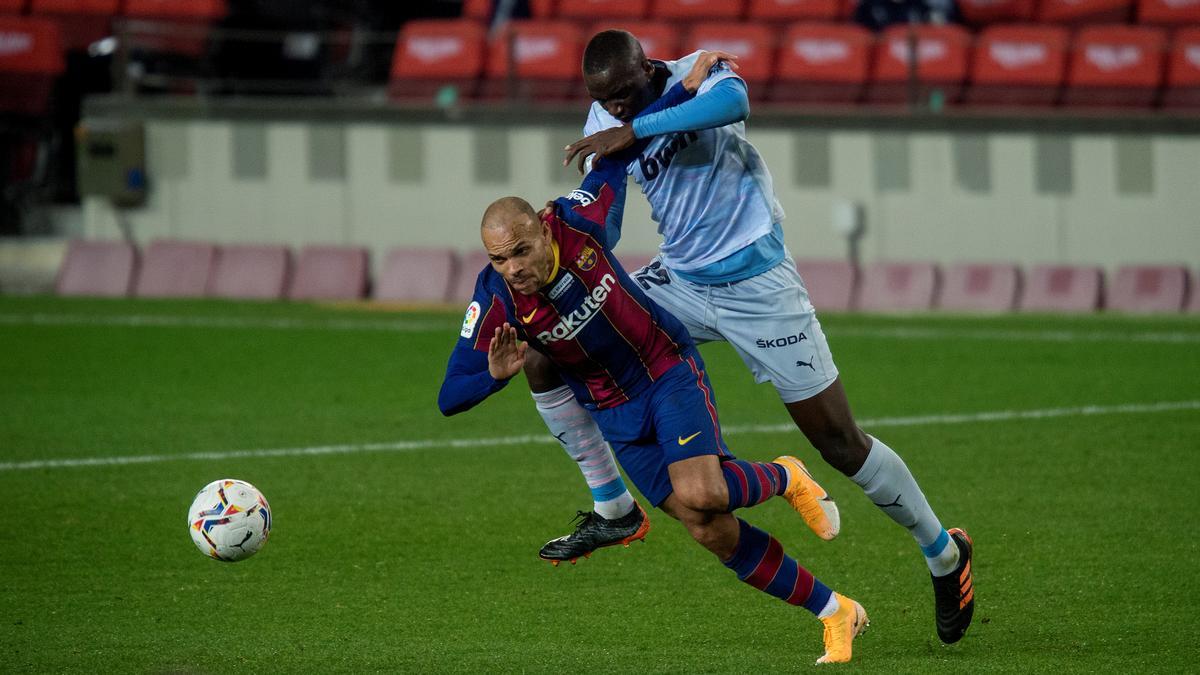 Braithwaite trata de superar la marca de Diakhaby durante el partido de liga entre el FC Barcelona y el Valencia