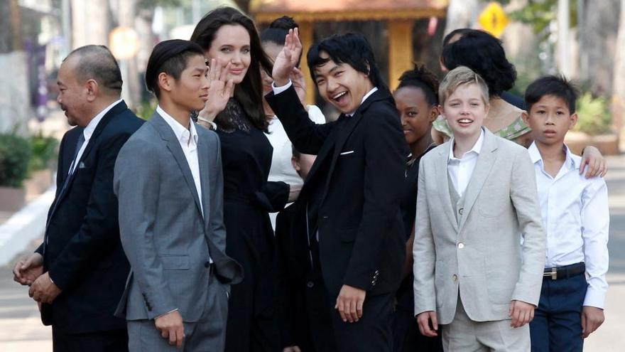 Angelina Jolie junto a sus hijos en Camboya.