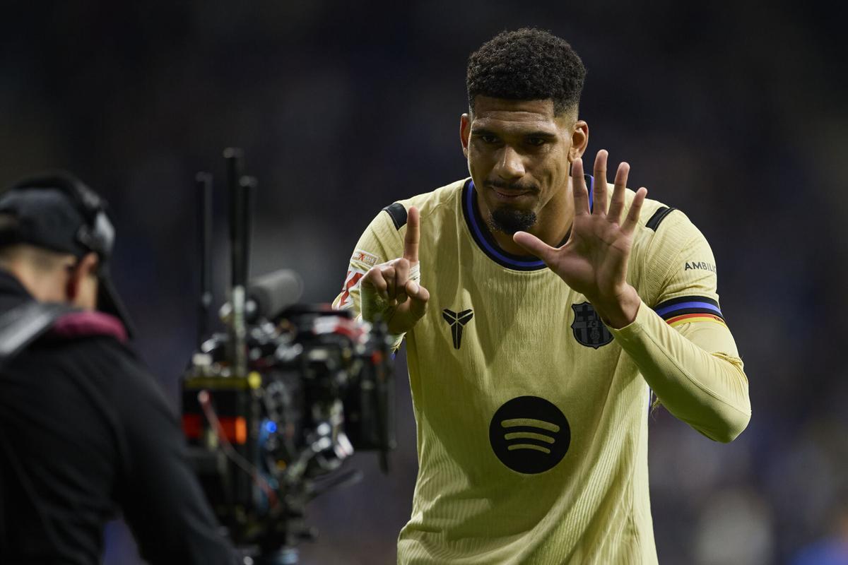 Ronald Araujo celebra un gol dirigiéndose a una cámara de TV.