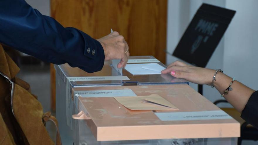 Un elector deposita su papeleta en Vila en 2019. | C.N.