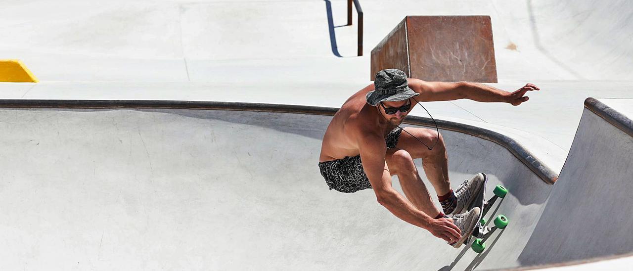 Los primeros usuarios en el “skatepark” de Salinas, este verano.