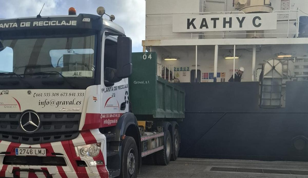 Labores de recogida de los residuos del barco.
