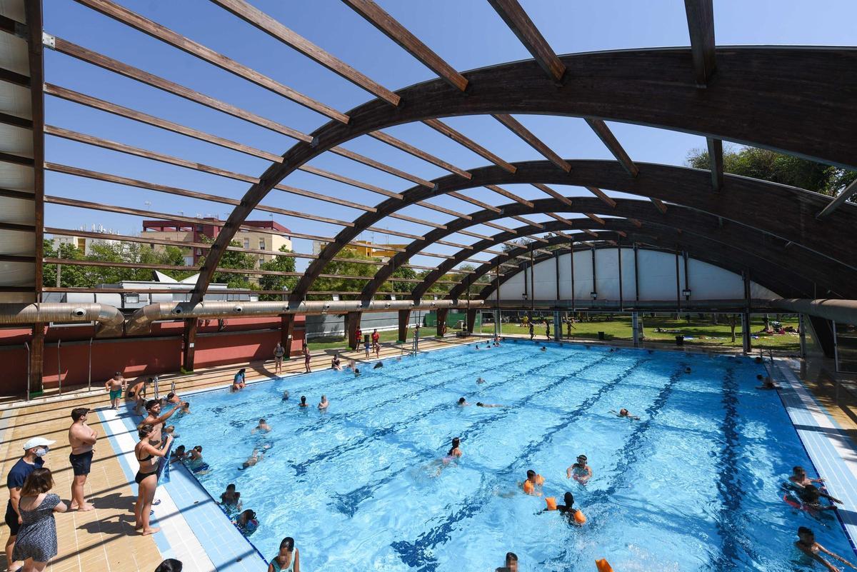 Imagen de archivo de una piscina municipal en Sevilla.