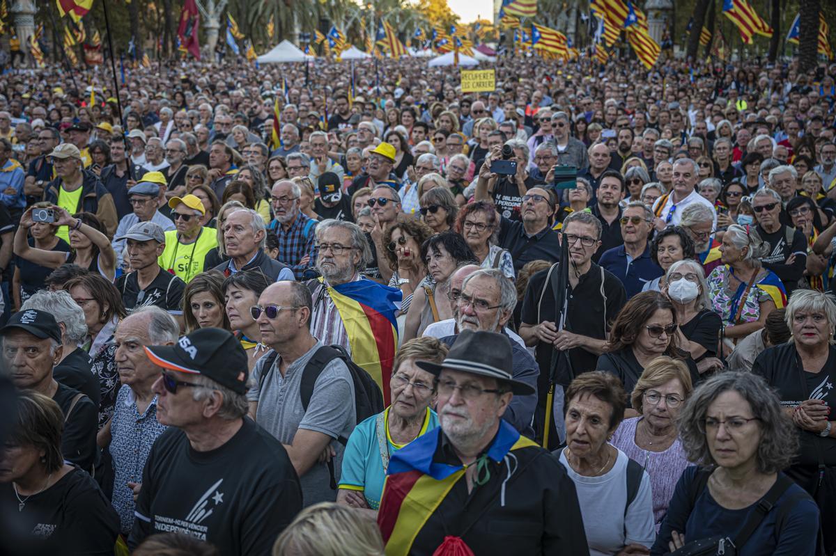 Más de 60.000 personas, según la organización, se citan bajo el Arc de Triomf de Barcelona para reivindicar el 1-O Abucheos a Forcadell y Rovira y aclamación a Puigdemont en el acto convocado por el Consell per la República