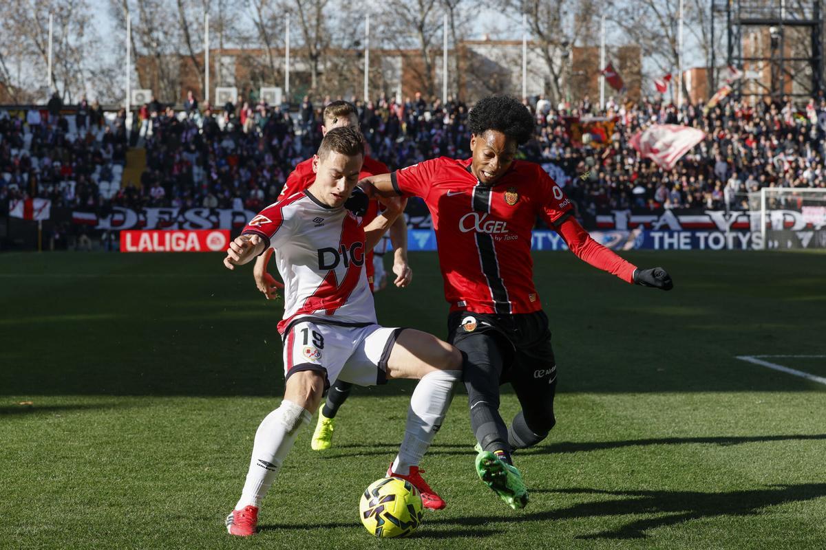 El delantero del Rayo Vallecano Jorge de Frutos (i) lucha por la posesión del balón con el defensa del Mallorca Johan Mojica (d) durante el partido de liga celebrado Mallorca en el Estadio de Vallecas en Madrid, este domingo