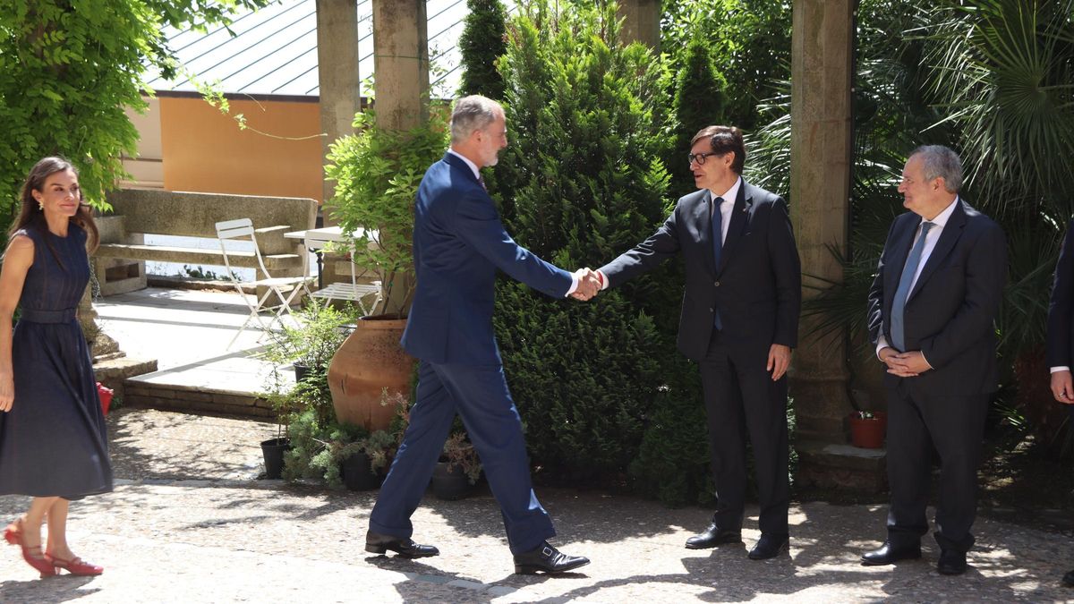 El rei d'Espanya, Felip VI, saluda el president de la Generalitat, Salvador Illa, a Montserrat