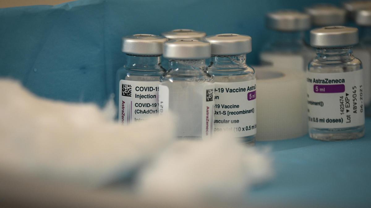 Varios viales con la vacuna de AstraZeneca contra la Covid-19 en el Hospital de campaña de La Fe, en Valencia.