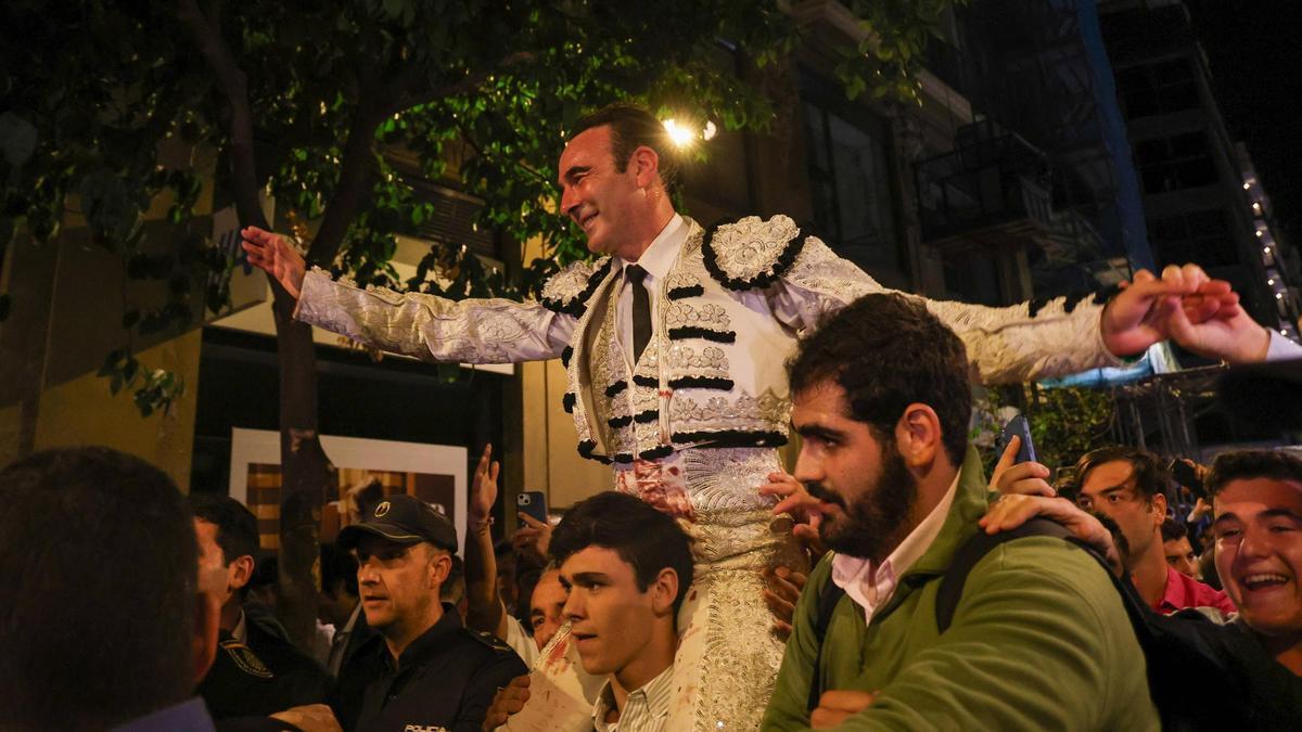 La salida en hombros de Ponce fue una auténtica locura por las calles de València camino del hotel