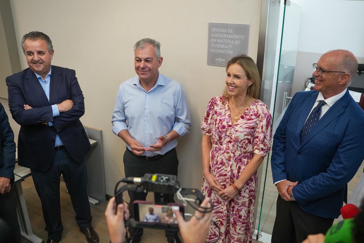 El alcalde de Sevilla, José Luis Sanz, y la portavoz municipal de Vox, Cristina Peláez, presentan la oficina de asesoramiento en materia de vivienda y ocupación