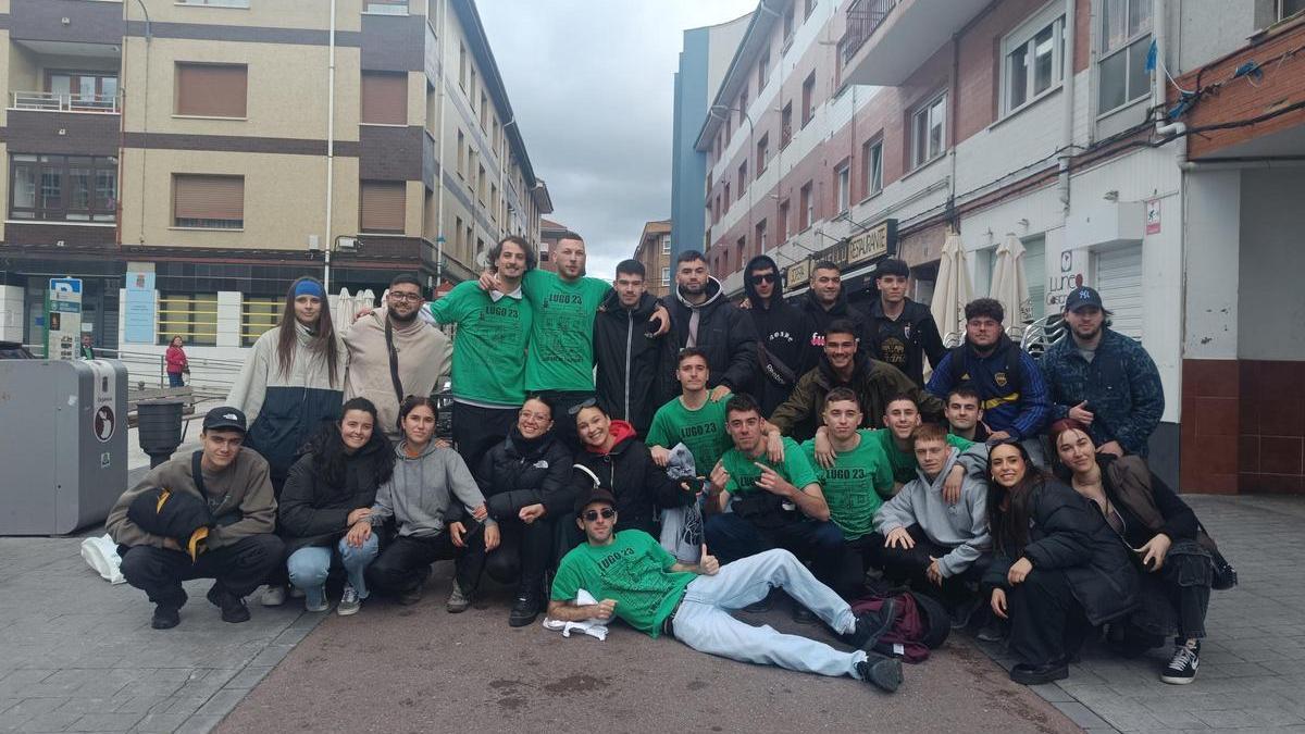 Grupo de romeros que inició el ascenso al área recreativa Santu Firme, en Lugo de Llanera.
