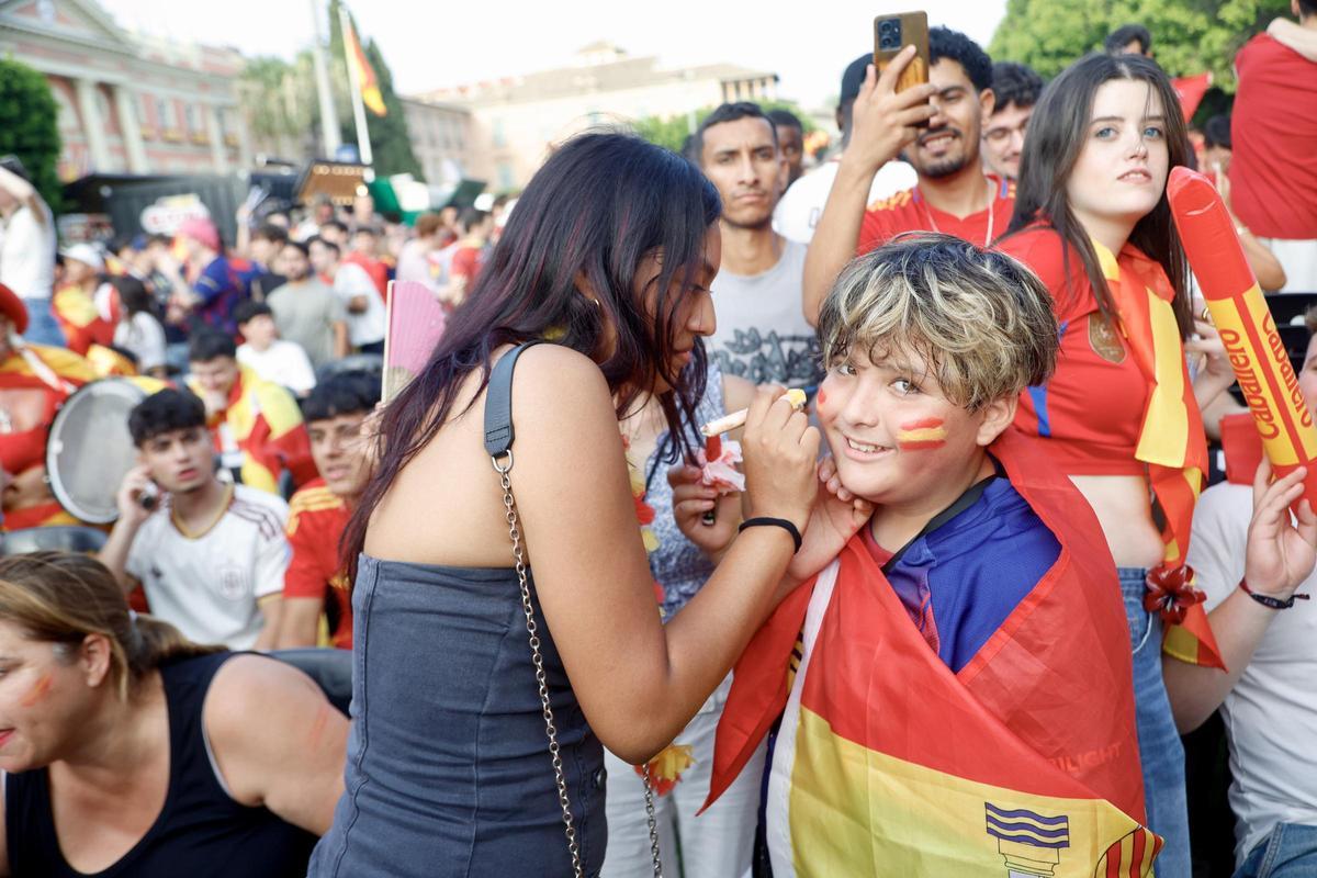 Las mejores imágenes de la afición española en la avenida Teniente Flomesta Las mejores imágenes de la afición española en la avenida Teniente Flomesta