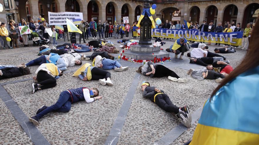 EN IMÁGENES: Así fue la concentración de los ucranianos contra la guerra en Gijón