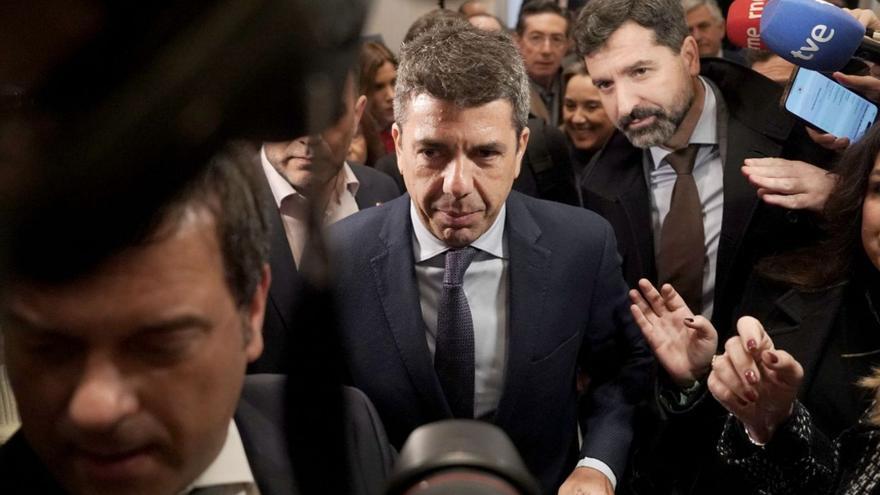 El ‘president’ Carlos Mazón llega al desayuno informativo de ayer en Madrid entre una nube de periodistas. |