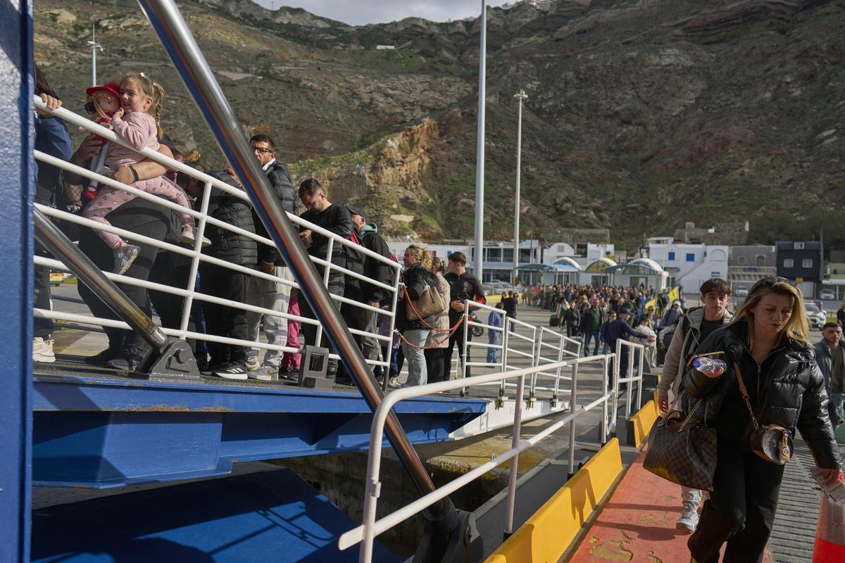 Grecia se prepara ante el temor a un gran terremoto. Santorini ha sufrido 200 sismos en tres días y han desplegado los equipos de emergencia y suspendido las clases