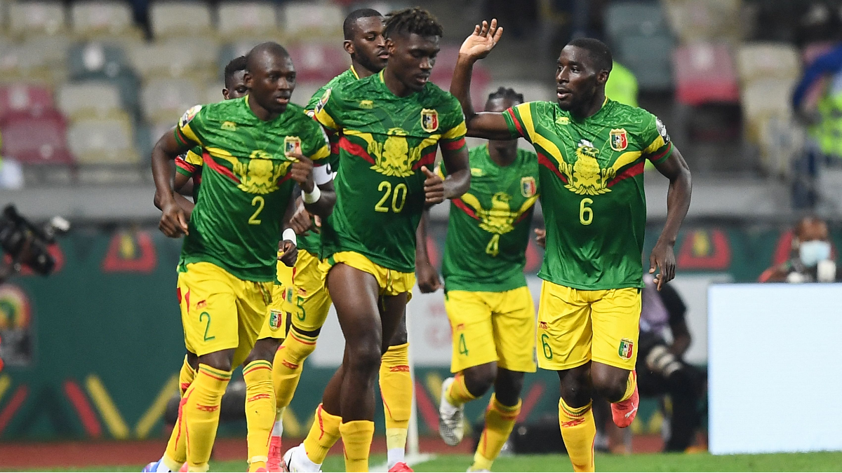 Haidara celebrando el gol con sus compañeros