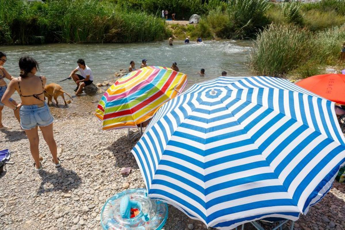 Bañistas en el rio Túria.