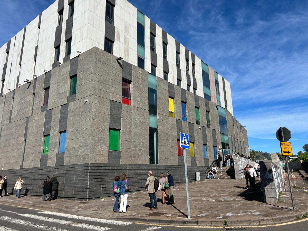 Desalojan el Palacio de Justicia de La Laguna por un aviso de bomba