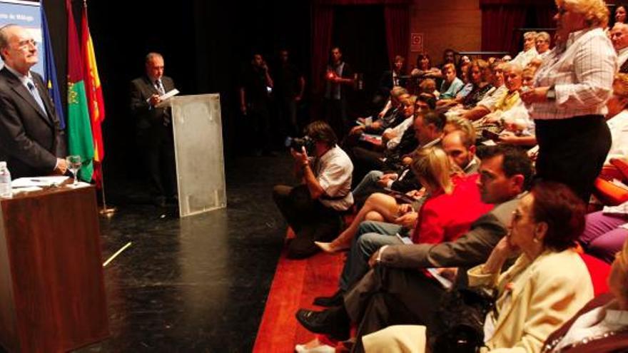 El alcalde, Francisco de la Torre, responde a los vecinos en el Teatro Echegaray.