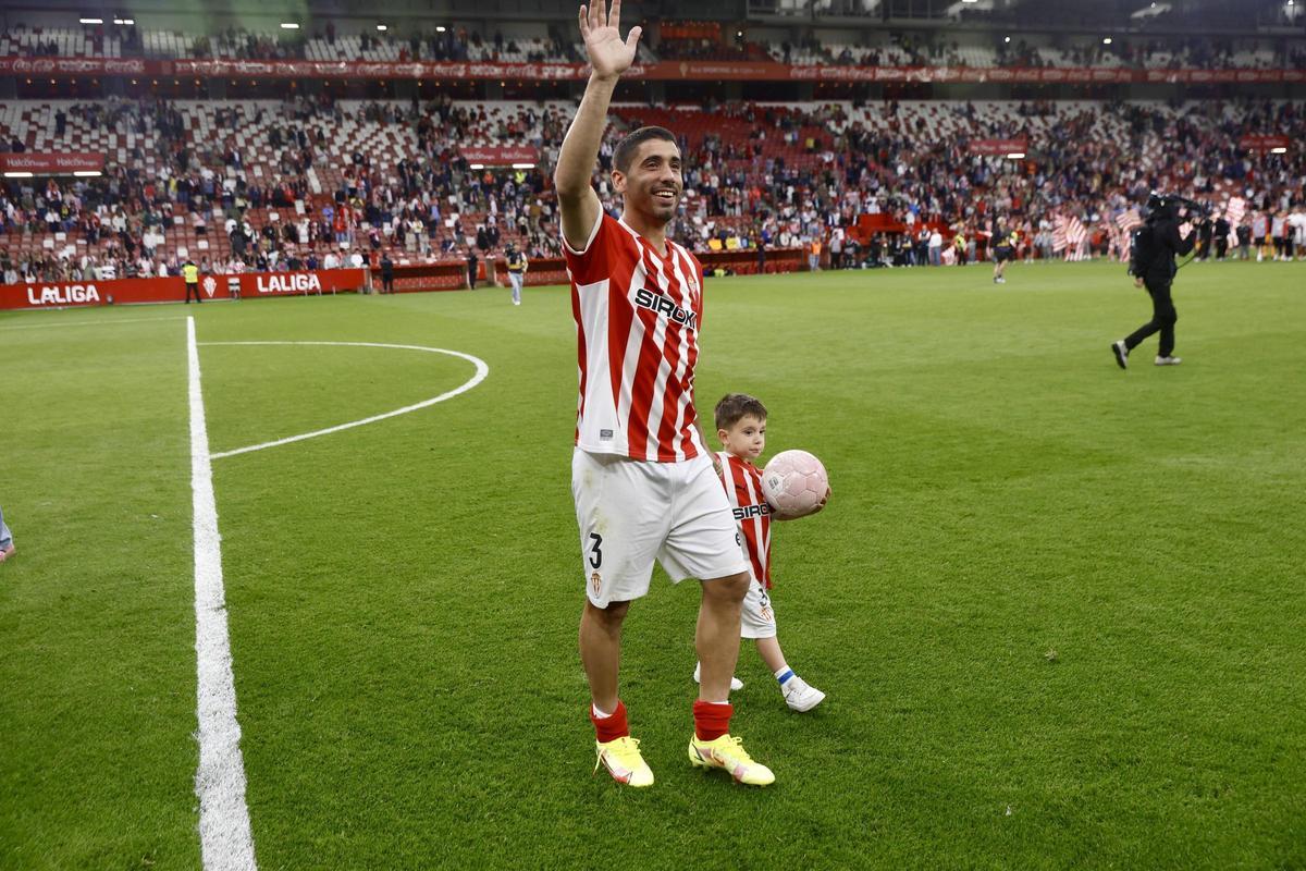 Cote, en su último partido, se despide de El Molinón.