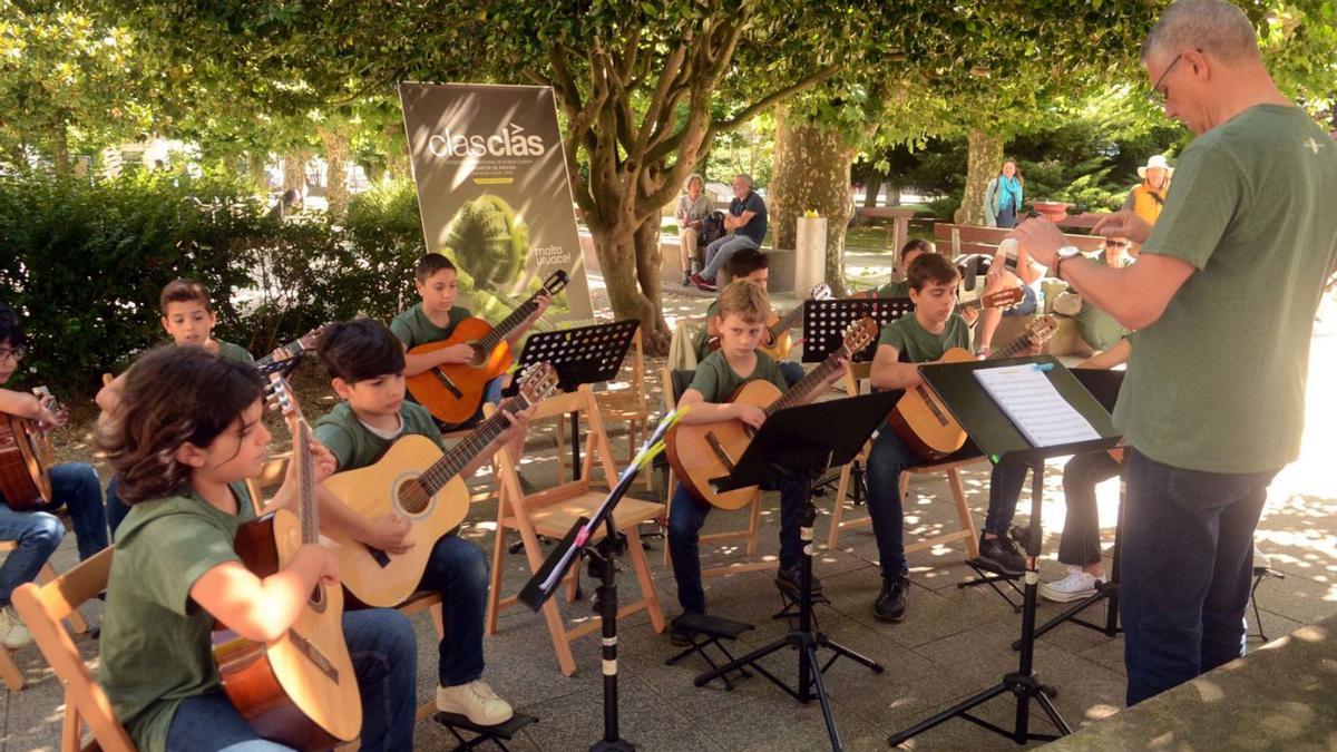 Los alumnos de guitarra ofrecen un concierto en la Alameda