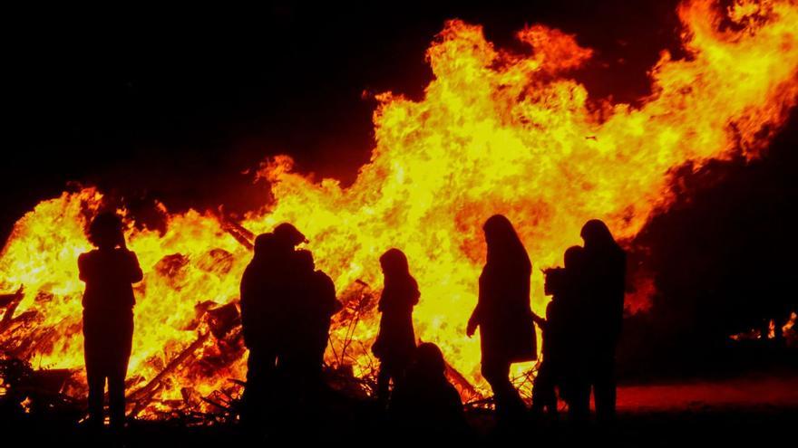 Una de las hogueras de San Juan que se prendieron el año pasado en la comarca arousana.   | //  IÑAKI ABELLA