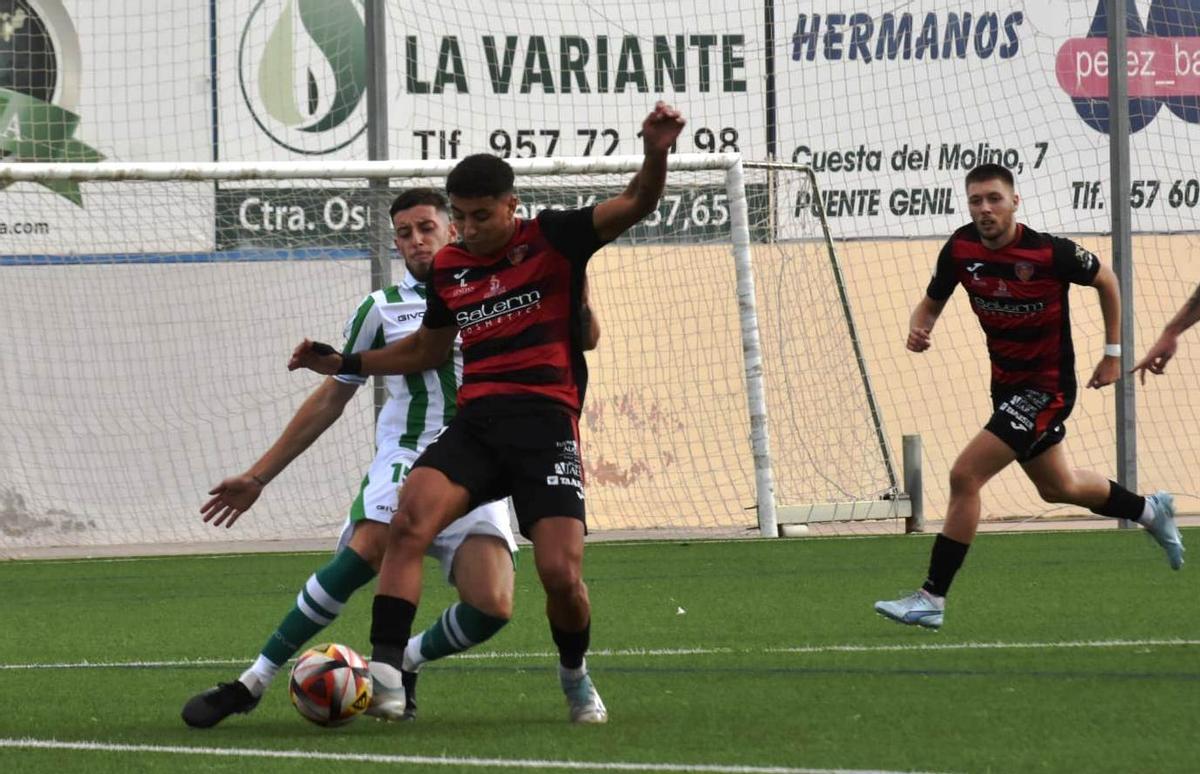 Una jugada del derbi Salerm Puente Genil Córdoba B.