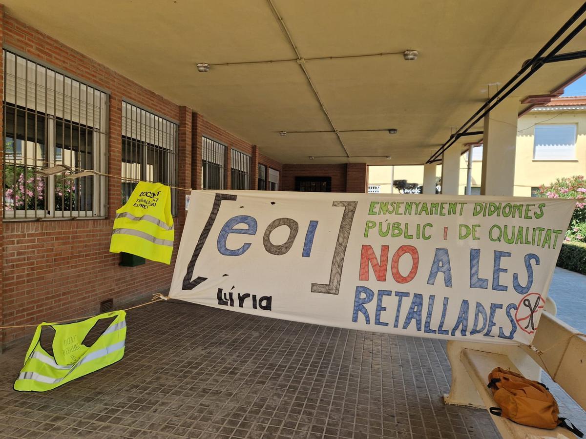 Protesta en la EOI de Llíria