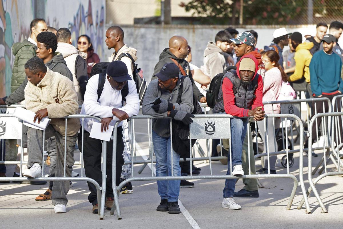 Les imatges de les cues a Salt davant l'oficina que assessora sobre la regularització extraordinària de migrants