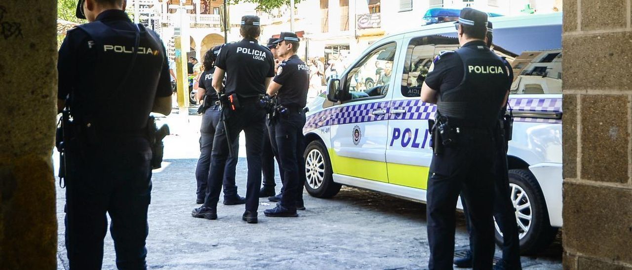 Policías en la plaza Mayor de Plasencia, en la feria del año pasado.