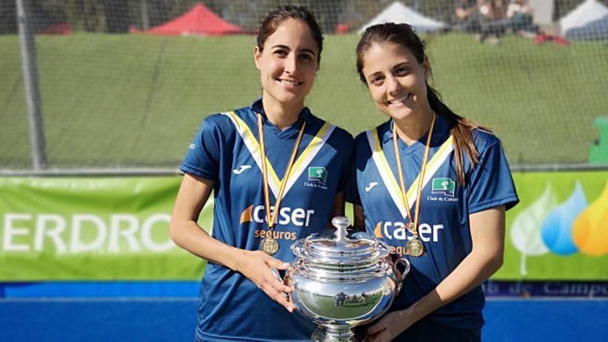 Amparo y Elisa Gil, con el trofeo de campeonas de la Copa de la Reina