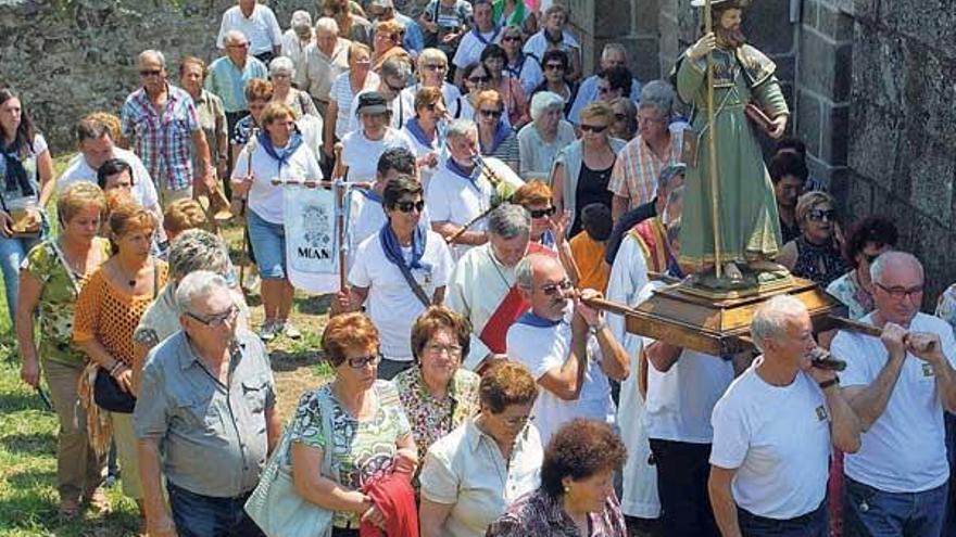 Ducias de fieis acompañaron ás cinco imaxes ao redor do adro da Igrexa de Santiago de Ermelo .  // Gonzalo Núñez