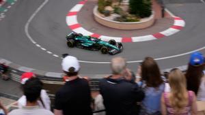 Fernando, en el circuito urbano de Mónaco, al volante de su Aston Martin