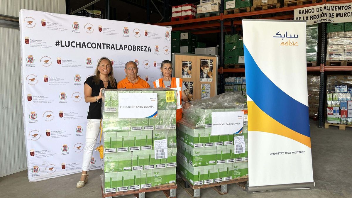 Fundación Sabic hace entrega de la donación de leche.