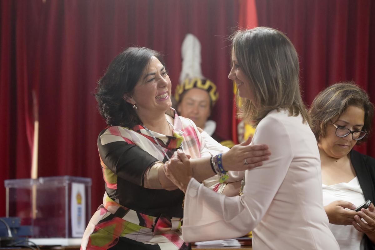 Lara Méndez (d) recibe el abrazo de la candidata del PP, Elena Candia (i) tras ser proclamada alcaldesa de Lugo