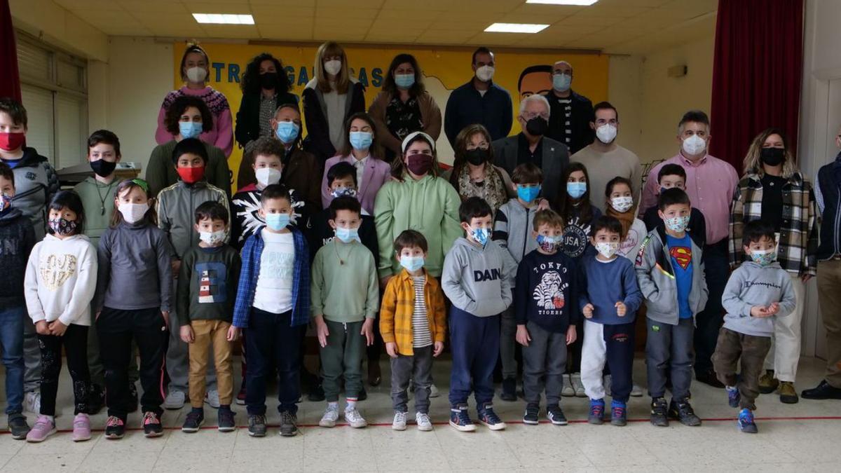 O alumnado do centro de Valdeorras con membros da RAG na presentación do proxecto.   | // L.O.