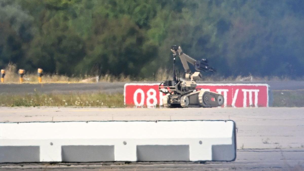 Ein Sprengroboter ist in der Nähe eines ukrainischen Flugzeugs auf dem Flughafen Leipzig/Halle im Einsatz. Die sächsische Polizei hat die Ermittlungen zum nächtlichen Drohnen-Vorfall am Flughafen Leipzig/Halle übernommen.