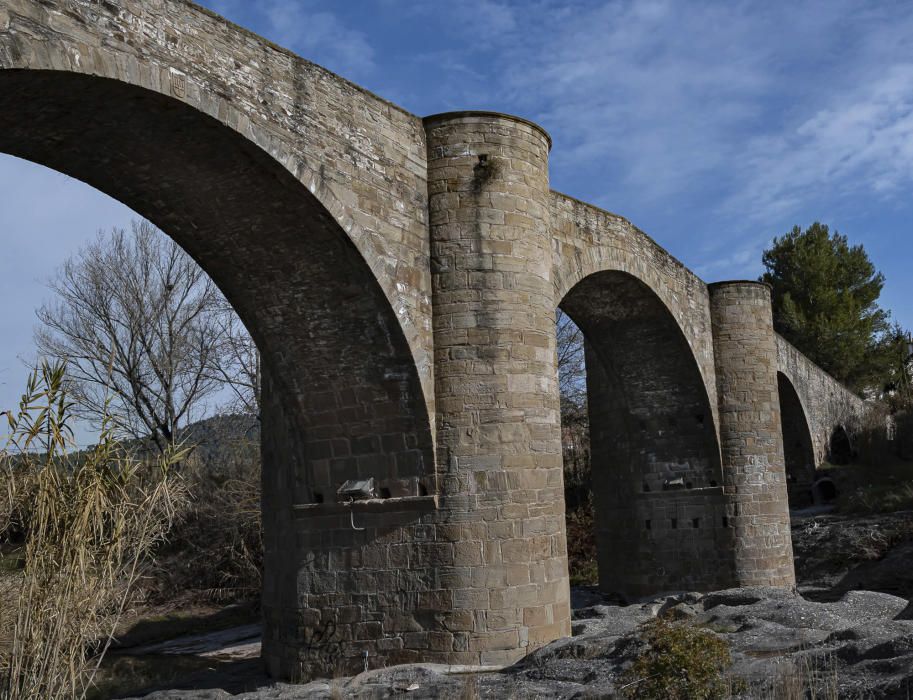 El pont gòtic del Pont de Vilomara sobre el Llobregat.