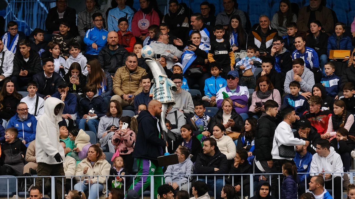 Baño de masas en el entrenamiento del Málaga CF