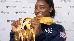 La estadounidense Simone Biles posa después de la final del aparato con las cinco medallas de oro que ganó en el Campeonato Mundial de Gimnasia Artística FIG en el Hanns-Martin-Schleyer-Halle en Stuttgart.