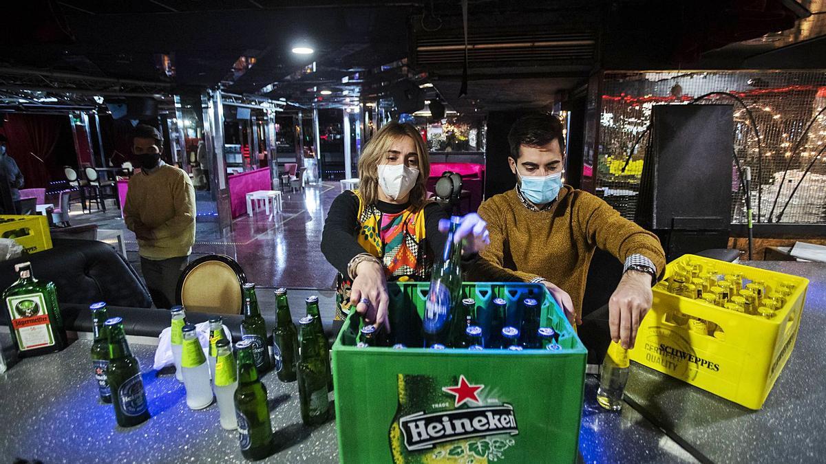 Trabajadores de un pub de València preparan la reapertura de su local como hostelería, el pasado mes de diciembre. | GERMÁN CABALLERO