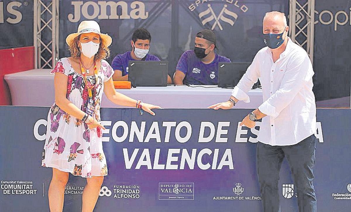 Francisco Blázquez y Pilar Bernabé, en el balonmano playa en València